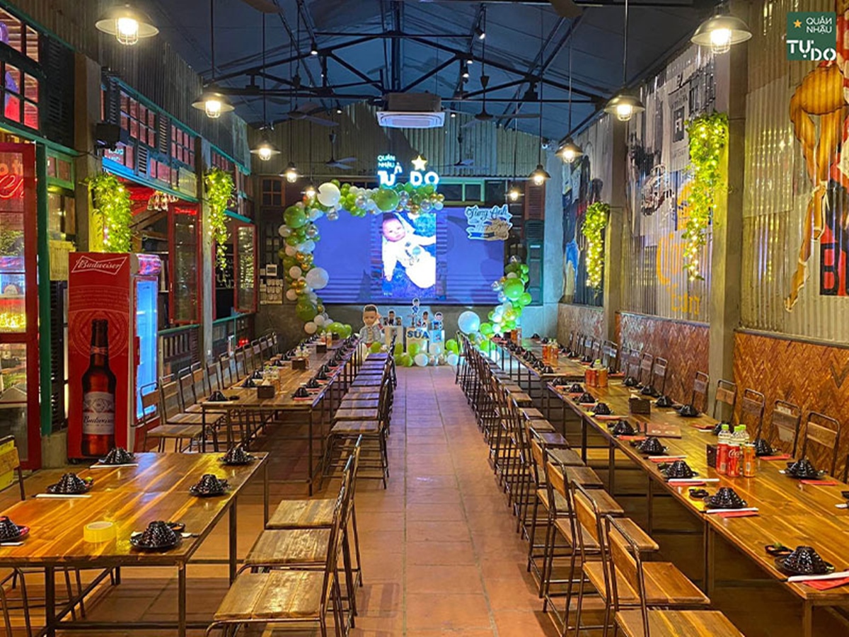 trang trí sinh nhật trong phòng riêng