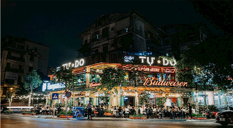 THỰC KHÁCH ĐANG NHẬU VUI VẺ TẠI MỘT QUÁN BIA GẦN KHU VỰC TRUNG TÂM